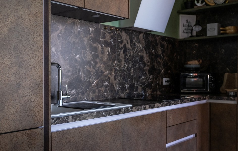 Moderne zariadená kuchyňa s mramorovým vzhľadom