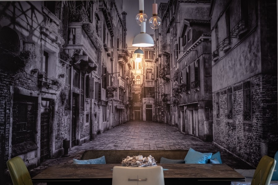 Jedáleň s veľkou nástennou maľbou