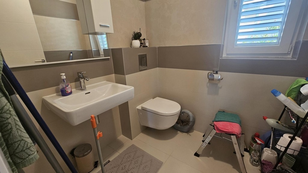 WC pre hostí s oknom