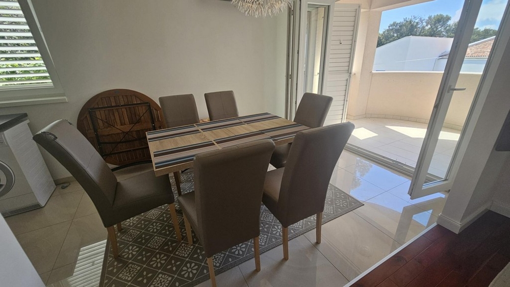 Jedálenský kút s prístupom na balkón