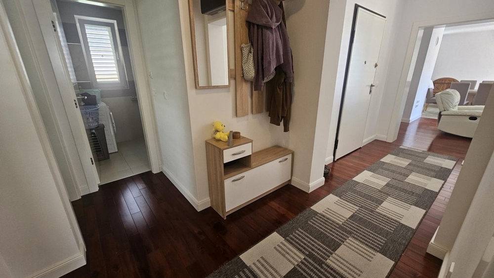 Predsieň s výhľadom na kúpeľňu a obývaciu izbu