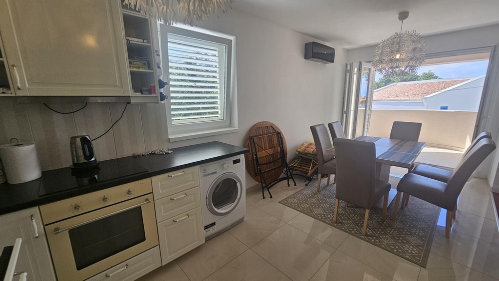 Kuchyňa a jedálenský kút s prístupom na balkón