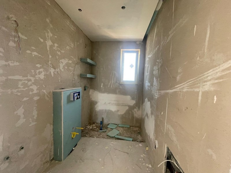 Kúpeľňa v škrupinovom stave s oknom