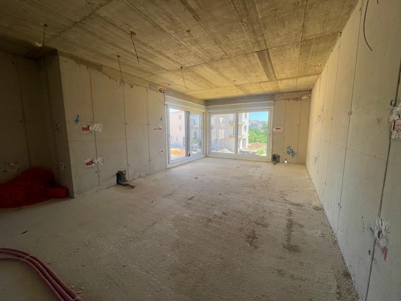 Svetlom zaliata izba s veľkými oknami