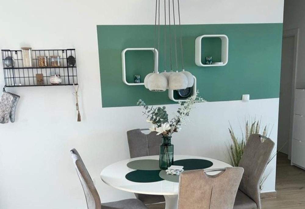 Jedálenský kút so skupinou okrúhlych stolov