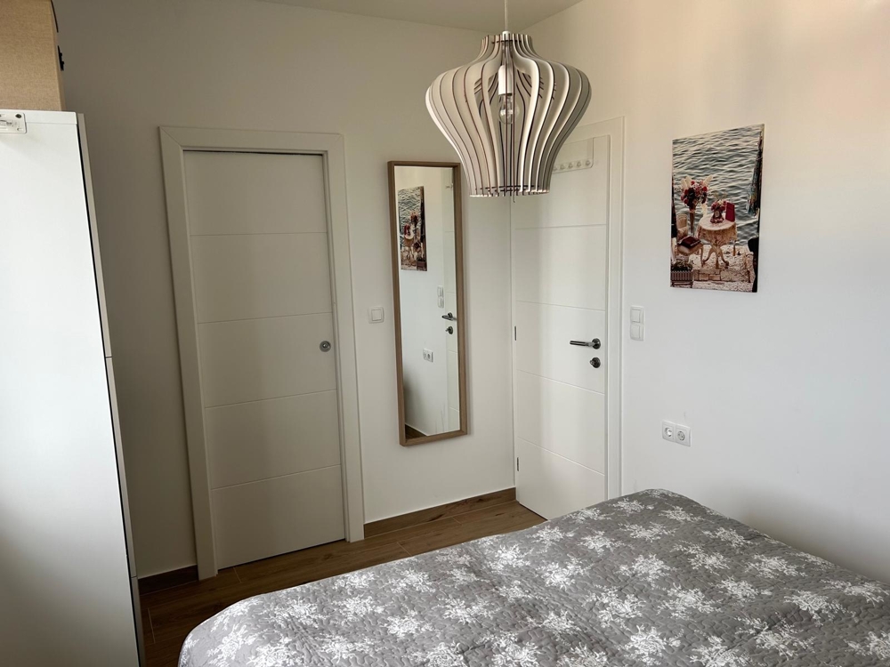 Spálňa so zrkadlom a dekoráciou