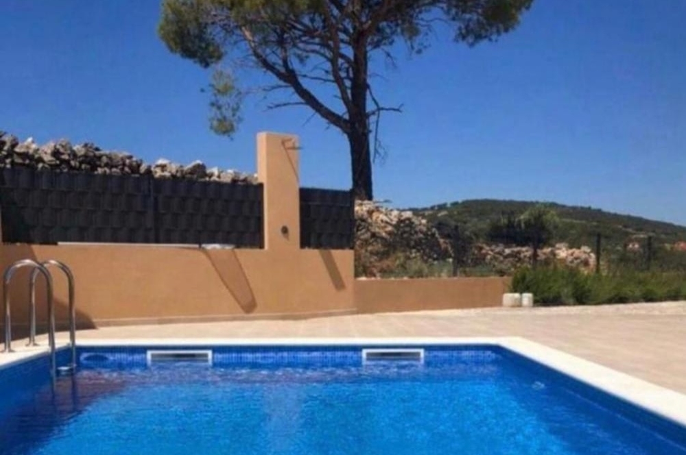 Spoločenský bazén s výhľadom na krajinu