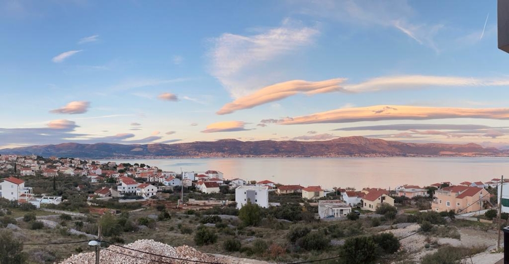 Panoramatický výhľad na more cez Slatine