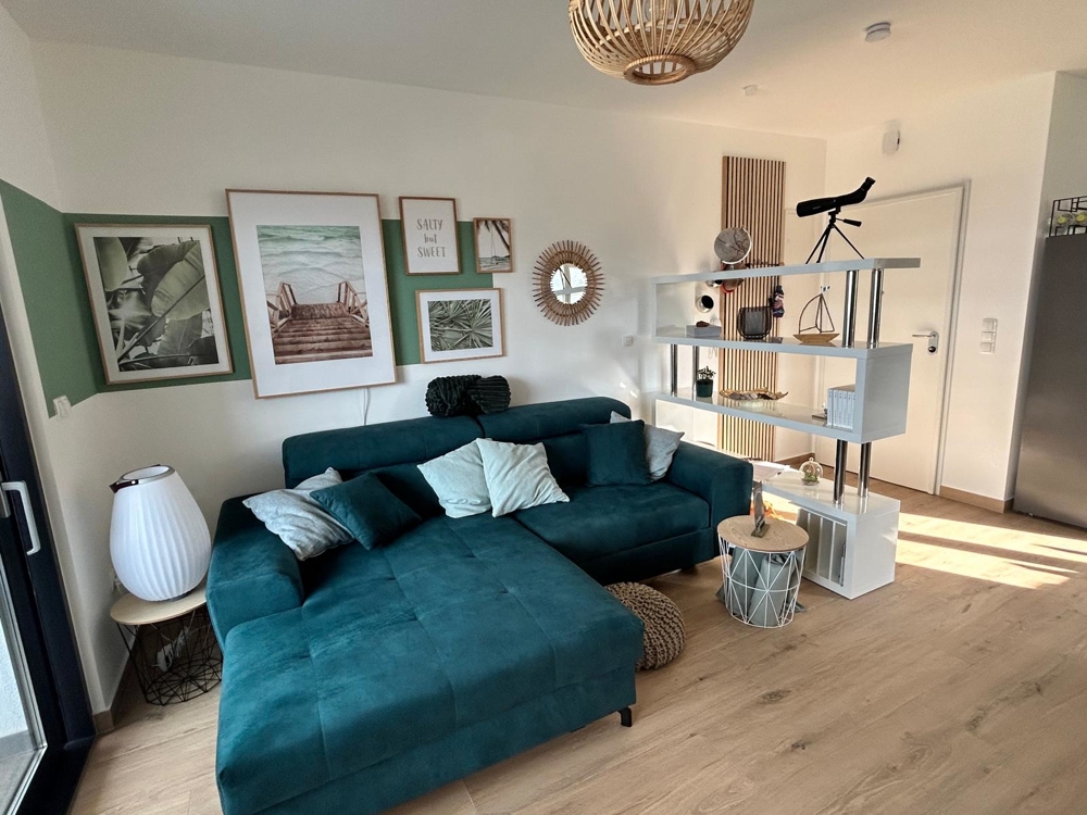 Svetlá obývacia izba s pohovkou a policou