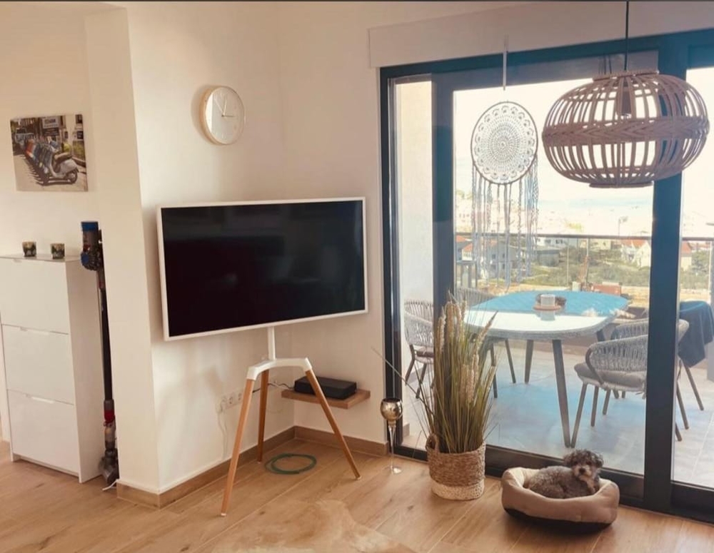 Obývacia izba s TV a vstupom na terasu