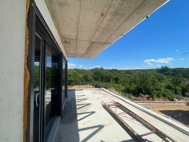 Veľká terasa s výhľadom do zelene