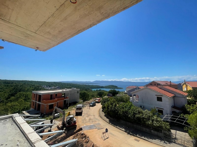 Výhľad na more zo staveniska na svahu