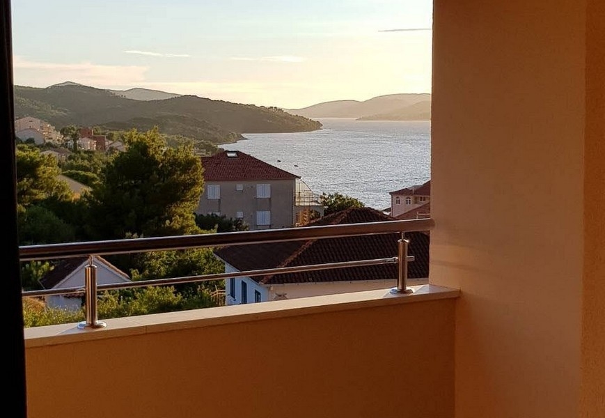 Bočný výhľad na more z apartmánu A3665 na Čiove v Chorvátsku.