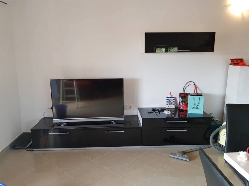 Obývacia izba so smart TV.