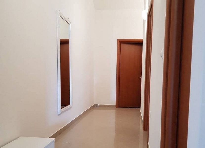 Svetlá chodba so zrkadlom