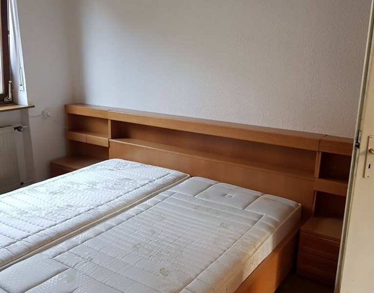 Manželská posteľ s dreveným rámom a matracmi