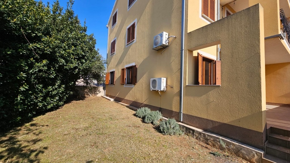 Pohľad do záhrady s fasádou domu