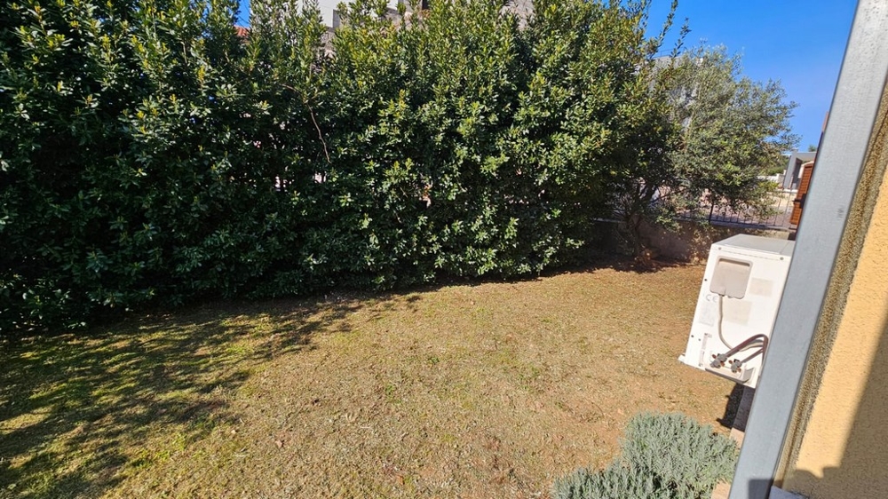 Nehnuteľnosť so živým plotom a klimatizáciou