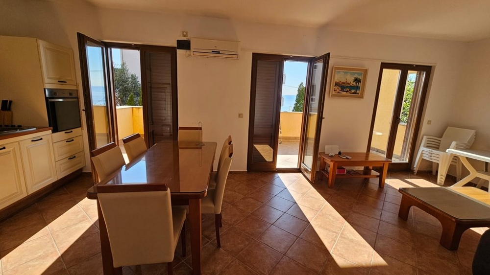 Obývacia časť s výstupom na terasu