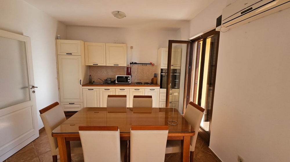 Kuchyňa s jedálenským stolom a dverami na terasu