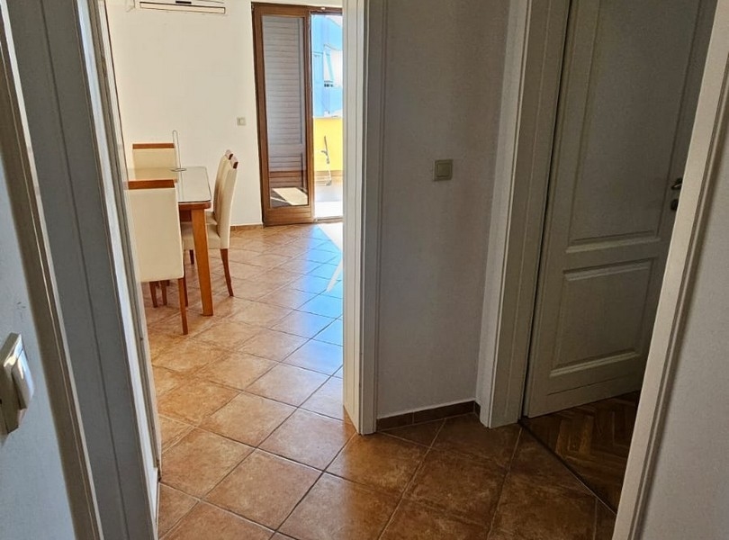 Predsieň s výhľadom do obývacej časti