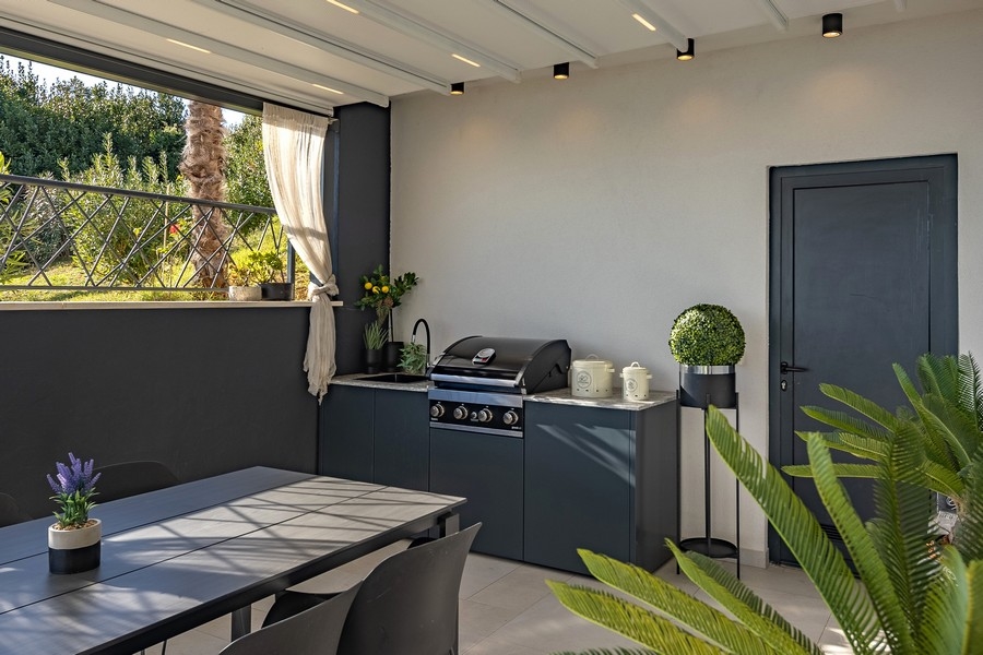 Letná kuchyňa s grilom vo vonkajšom areáli nehnuteľnosti A3669.