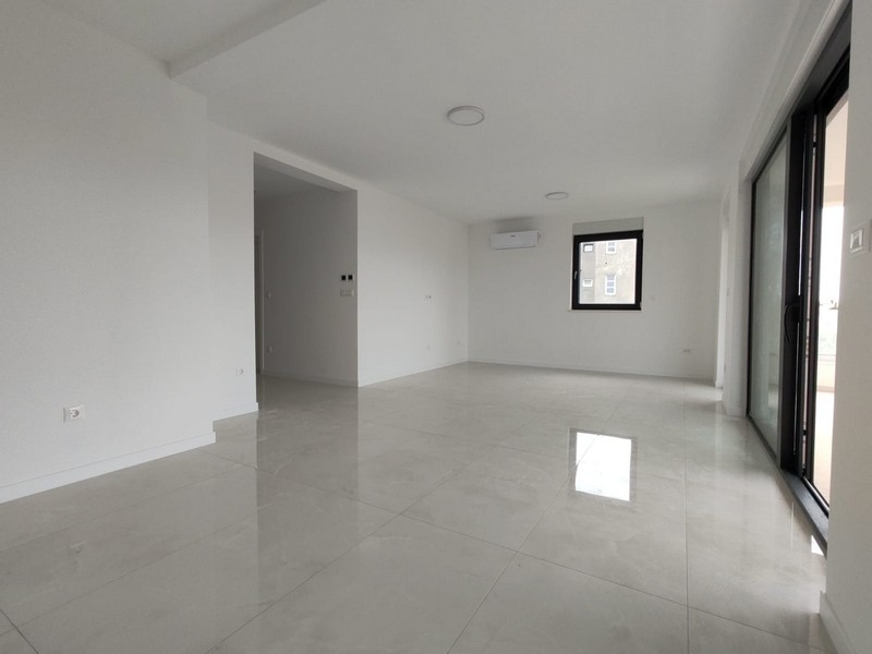 Svetlá obývačka apartmánu A3671 v Zadare, Chorvátsko.