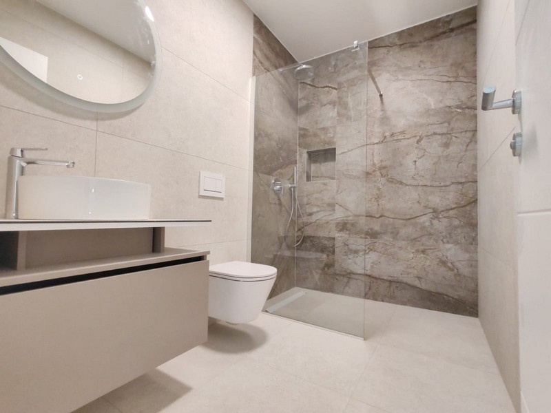 Moderná kúpeľňa.