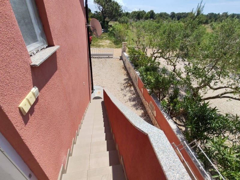 Vonkajšie schody na poschodie so záhradou