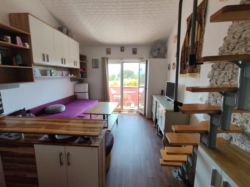 Obývacia izba s prístupom na balkón a výhľadom na more