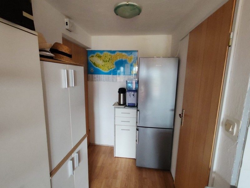 Kuchynský kút s chladničkou a skriňou