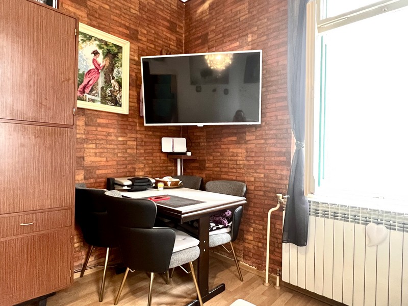 Jedálenský kút s TV a obkladom stien