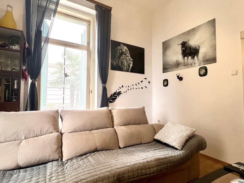 Obývacia izba s pohovkou a nástennými maľbami