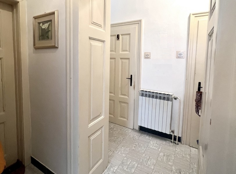 Spálňa s červenou prikrývkou a oknom