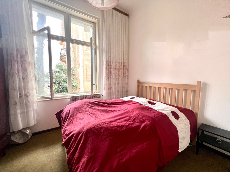 Spálňa so zrkadlovým šatníkom