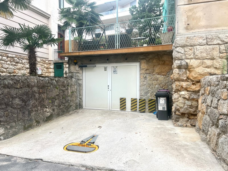 Vstup do garáže s parkovacím miestom