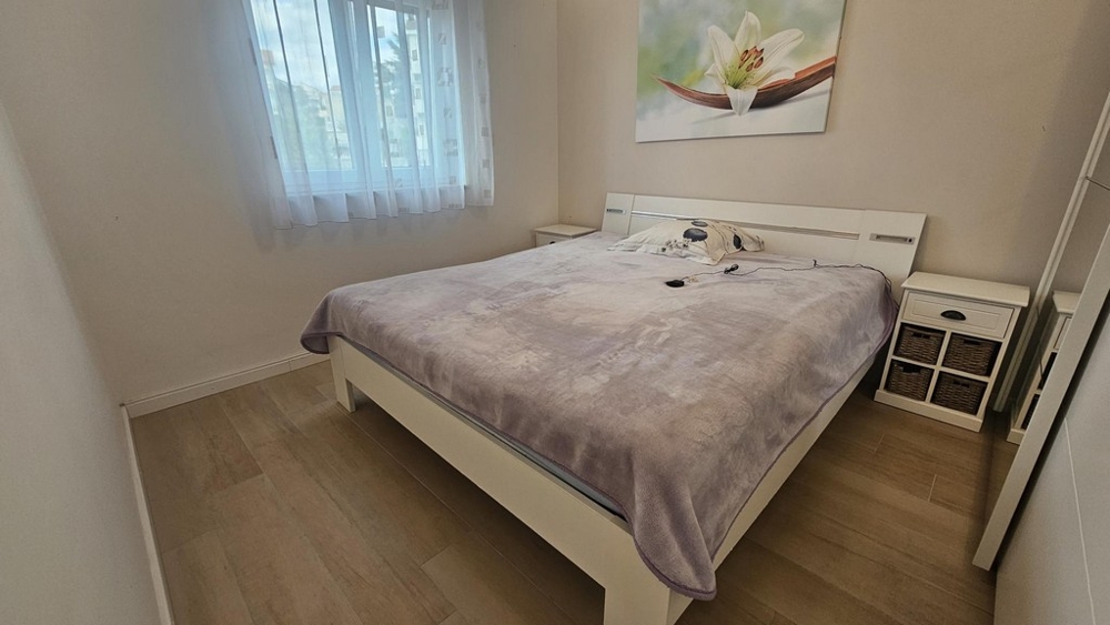 Spálňa s manželskou posteľou a oknom