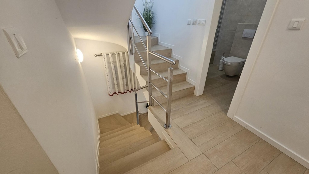 Schodisko s výhľadom do kúpeľne