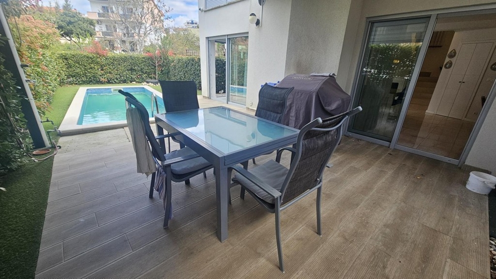 Krytá terasa s výhľadom na bazén