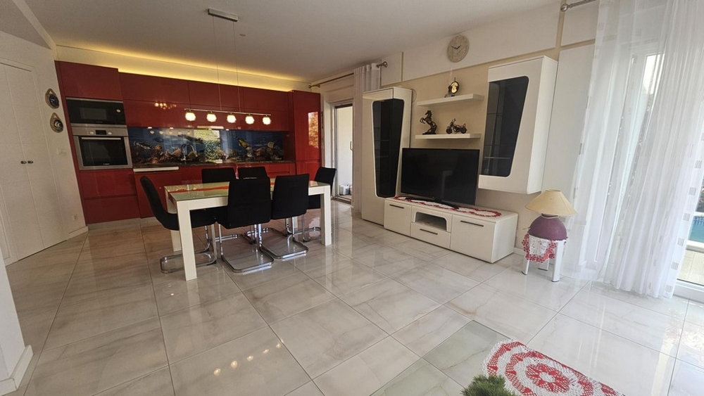 Otvorená kuchyňa s jedálenským stolom a obývacou izbou