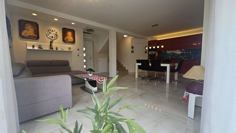 Pohľad na obývaciu a jedálenskú časť so schodiskom