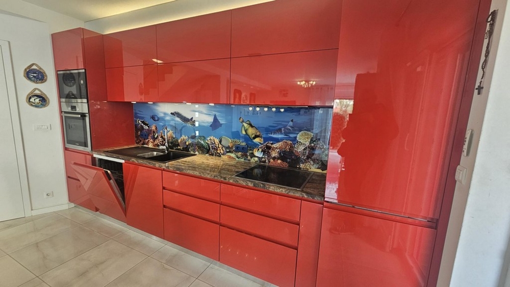 Moderne zariadená kuchyňa s motívom mora