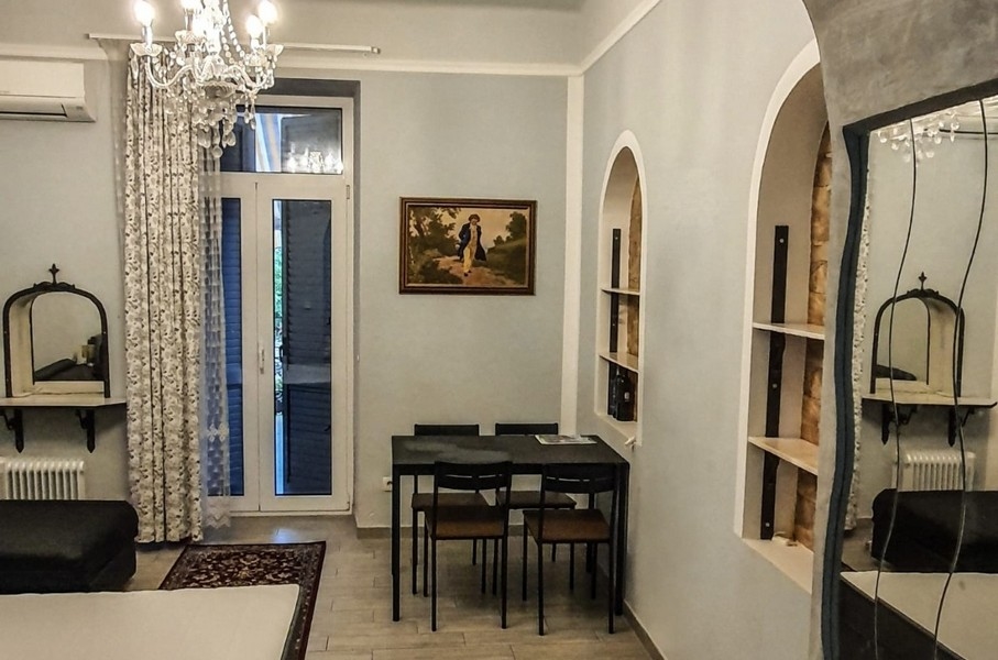 Obývacia časť so stolíkom, zrkadlom a policou