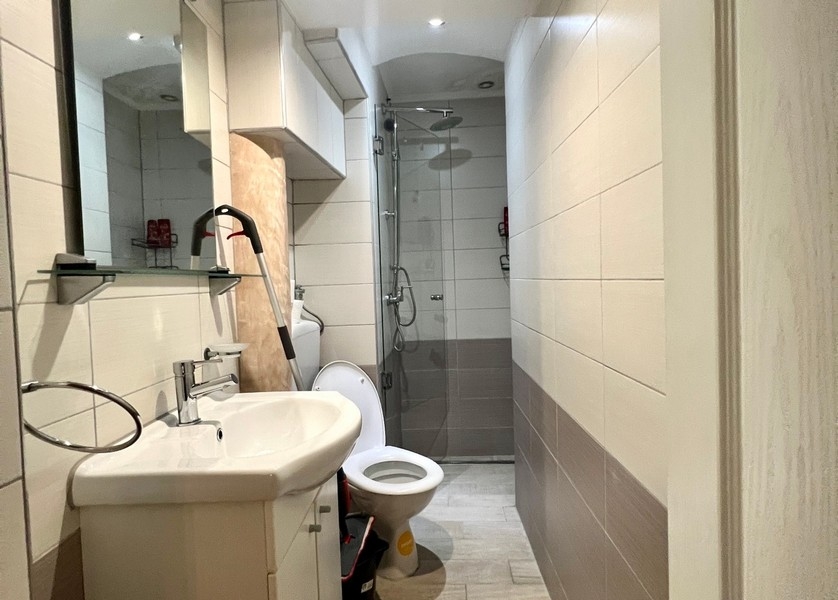 Kúpeľňa so sprchou a WC