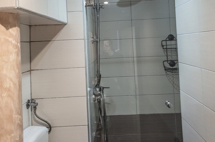 Moderný sklenený sprchový kút v kúpeľni