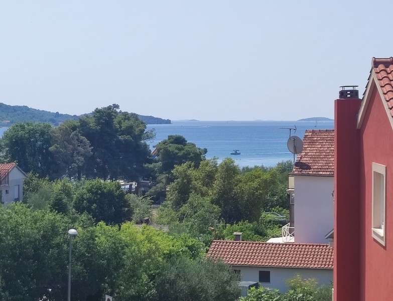 Výhľad na more zo strešnej terasy nehnuteľnosti A3678 v Dalmácii.