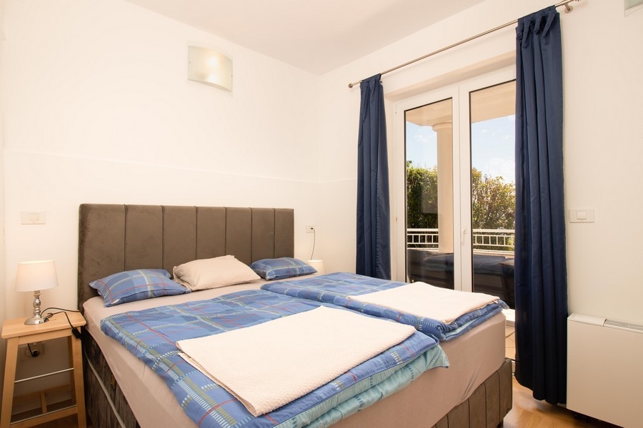 Spálňa s manželskou posteľou a prístupom na balkón