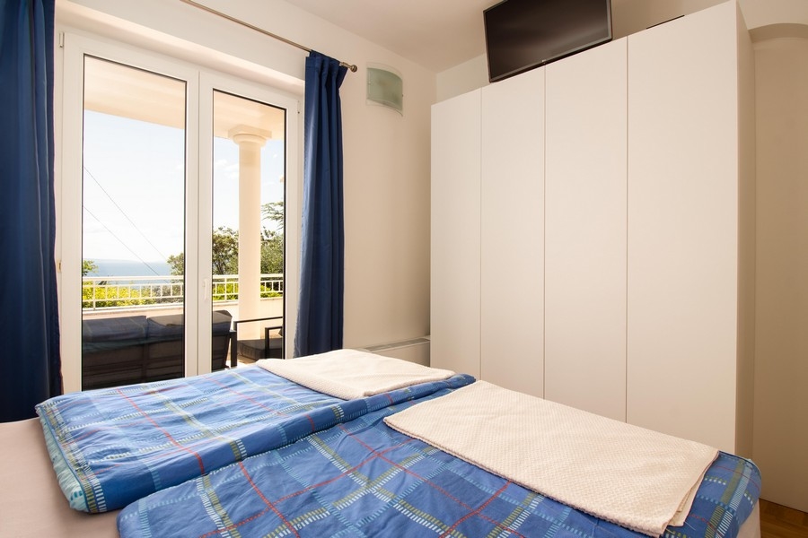 Spálňa s výhľadom na more a šatníková skriňa