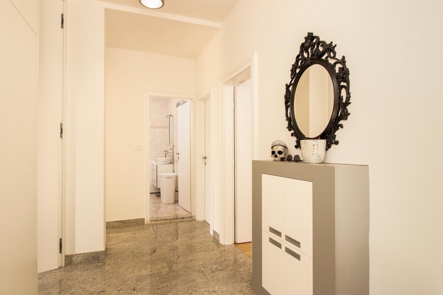 Predsieň so zrkadlovou komodou a vstupom do kúpeľne