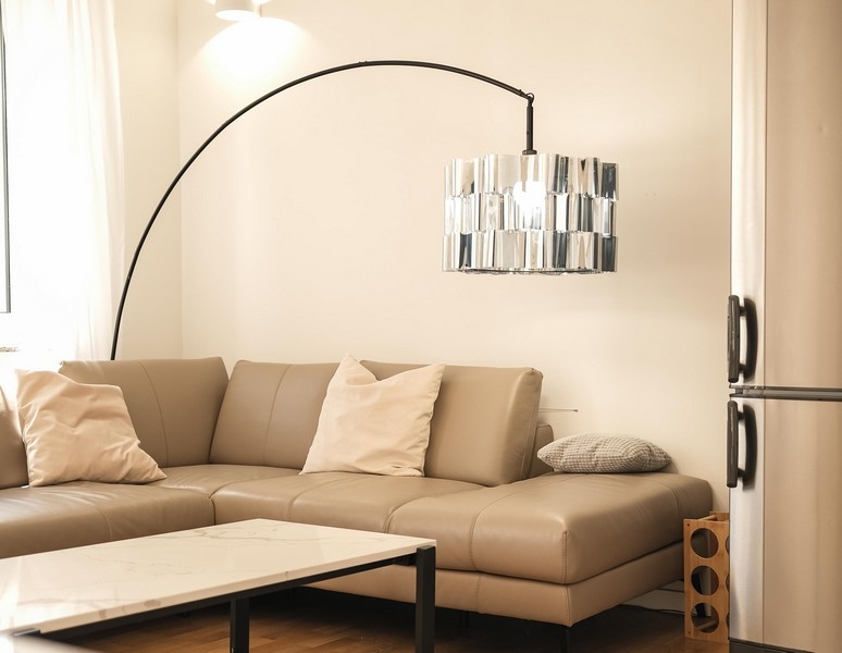 Svetlá obývacia izba s dizajnovou lampou a koženou pohovkou